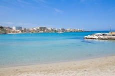 Kristallklares Wasser und weißer Sandstrand in Otranto / Salento
