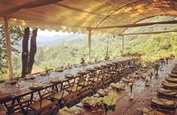 Das Paar genießt nach der Zeremonie den Sonnenuntergang in Sestri Levante