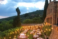 Die Gäste genießen den Ausblick beim Hochzeitsdinner