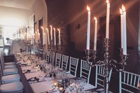 Festliche Hochzeitsdeko vor dem azurblauen Meer