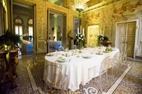 Festlich gedeckte Tafel für das Hochzeitsdinner im Palazzo