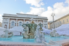 Von Valadier gestalteter Brunnen auf der berühmten Piazza del Popolo in Pesaro