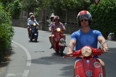 Mit den Vespas auf kurvigen Straßen durch Italien