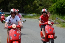 Wir haben Spaß auf den Vespas in Italien
