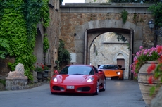 Die ersten Sportwagen treffen am Hotel ein
