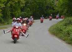 Lasst die Vespas die Hügel in Ligurien herunter rollen