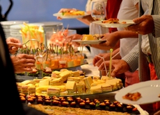 Die Teilnehmer der Pilgrim Tour stärken sich an dem vielfältigen Büffet