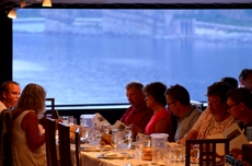 Die Gäste werfen einen Blick in die Menü-Karten