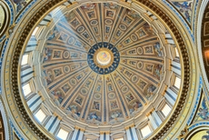 Kunstvolle Deckengemälde im berühmten Petersdorm im Vatikan