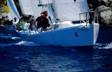 Der Wettkampf zwischen den Segelbooten beginnt