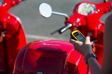 Die GPS Geräte führen die Teams auf ihren Vespas ins Ziel