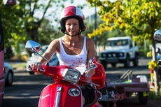 Auch Christine kann sich den Fahrspaß auf der roten Vespa nicht entgehen lassen